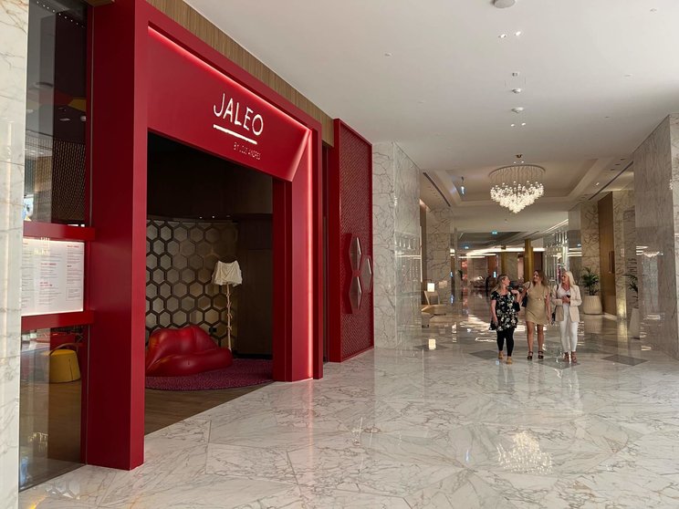 Entrada del restaurante Jaleo by José Andrés en Atlantis The Royal de Dubai.