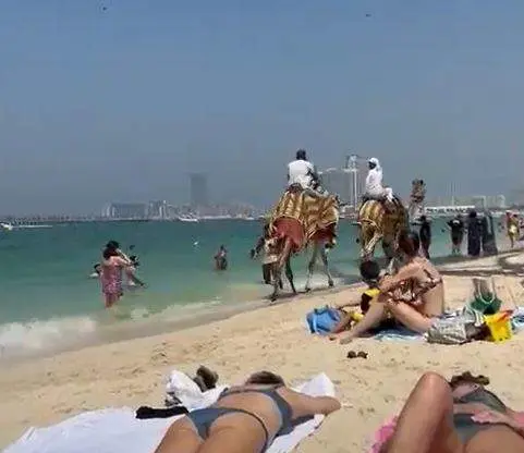 La playa de JBR de Dubai este domingo. (EL CORREO)
