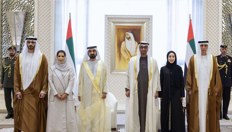 Los nuevos ministros junto al presidente y vicepresidente de Emiratos. (Dubai Media Office)