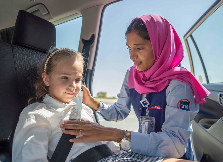 Una taxista junto a una escolar en Dubai. (RTA)