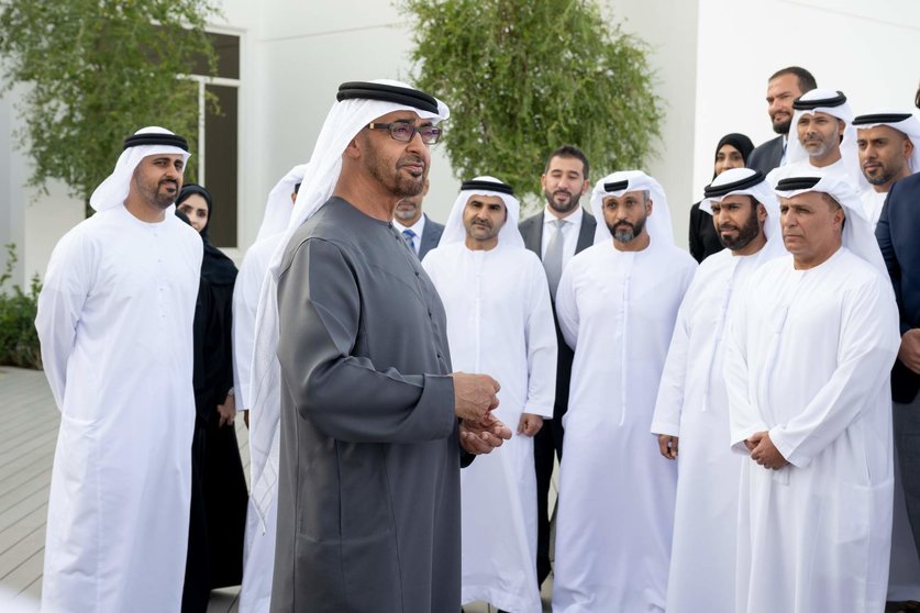 El presidente de EAU junto al equipo de Etihad Rail. (WAM)