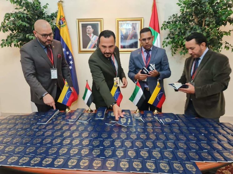 Representantes de la Embajada de Venezuela en Abu Dhabi junto a los pasaportes. (Ministerio del Poder Popular para Relaciones Exteriores)