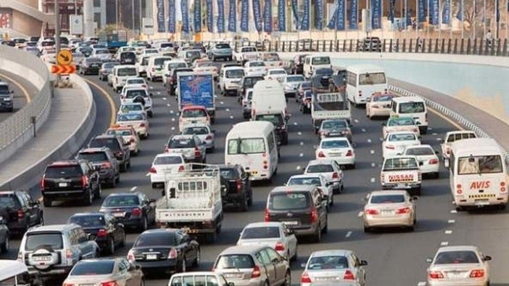 Una carretera en Dubai con atasco de tráfico. (Twitter)