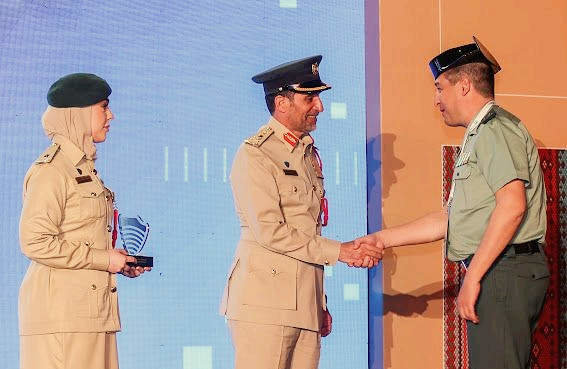 El guardia civil Raúl Capello saluda al comandante jefe de la Policía de Dubai. (Twitter)