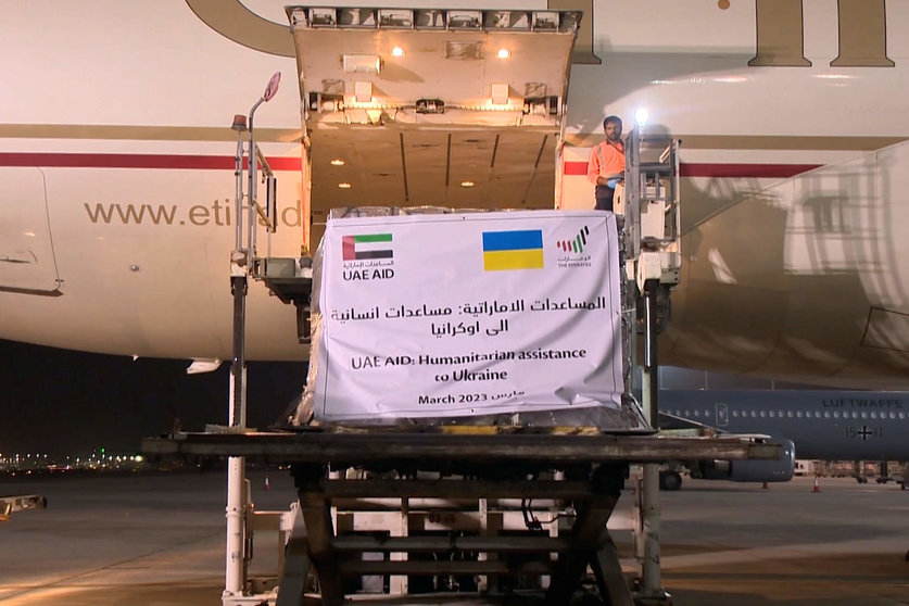 Una imagen de la agencia de noticias WAM con un avión emiratí con carga de ayuda a Ucrania.