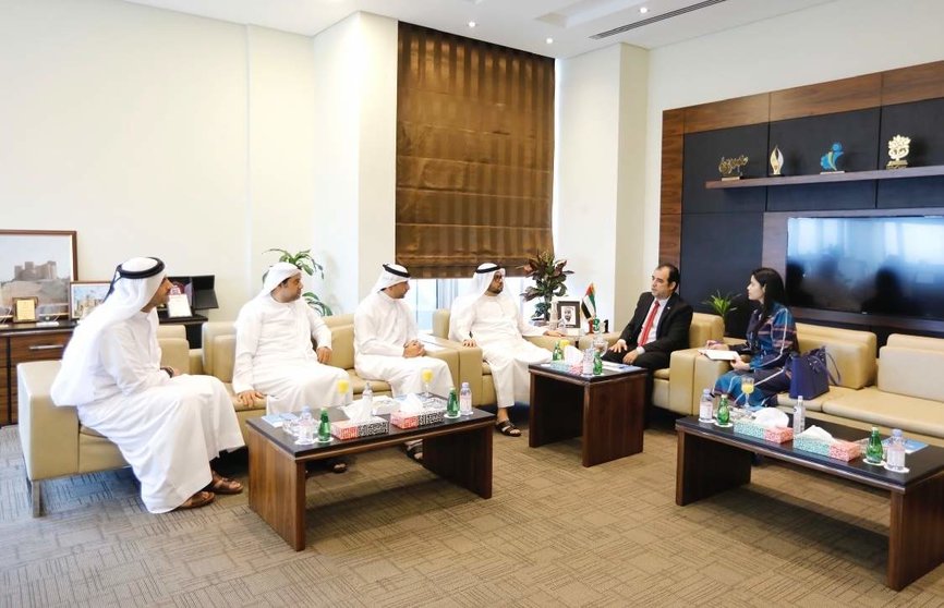 Un momento del encuentro entre el gobernante del emirato de Fujairah y el embajador de Cuba en Abu Dhabi. (WAM)