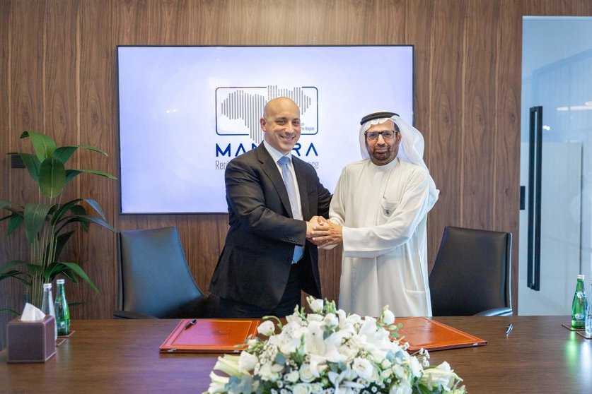 Jonathan Greenblatt de la Liga Antidifamación con Ali Al Nuaimi, presidente del Centro Manara, en Abu Dhabi este martes. (WAM)