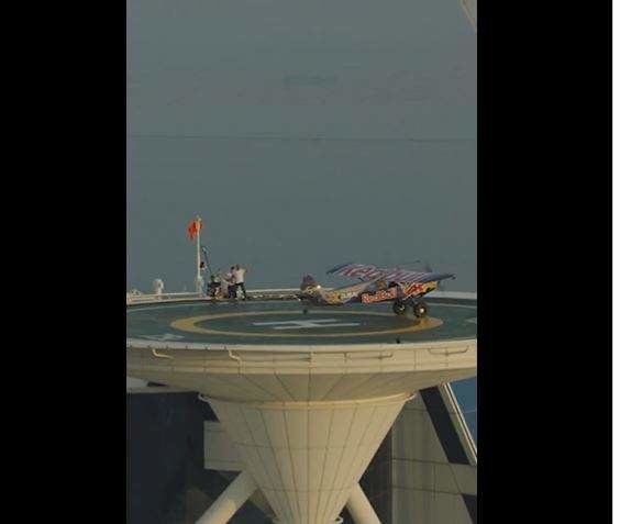Una captura de pantalla del vídeo del aterrizaje. (Twitter)