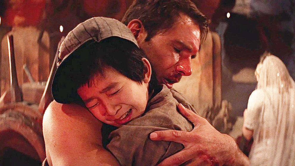 Tapón (Key Huy Quan) abraza a Indiana Jones (Harrison Ford) en la película ‘Indiana Jones y el templo maldito’.