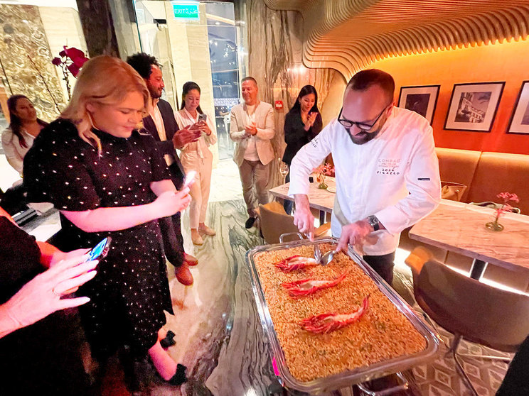 El momento estelar del arroz de carabineros en la Inauguración de José by Pizarro en Abu Dhabi. (EL CORREO)