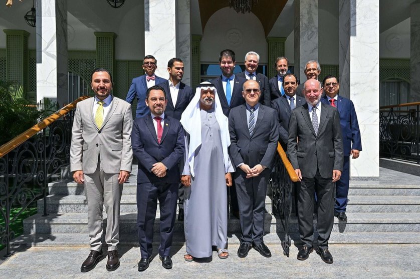 Embajadores  y diplomáticos de América Latina y el Caribe con el jeque Nahyan Mubarak Al Nahyan. (Twitter)