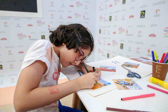 Una niña en el Festival de Lectura Infantil de Sharjah. (SCRF)