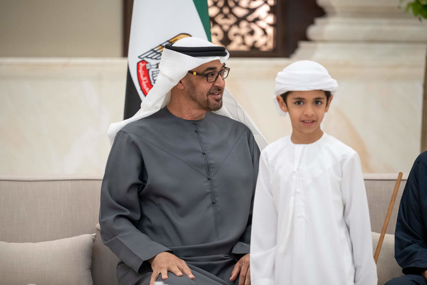 El presidente de Emiratos, con uno de los invitados al iftar en el Palacio Qasr Al Bateen. (WAM)