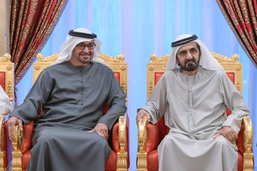 El presidente (izquierda) y el vicepresidente de EAU durante el iftar de este domingo. (WAM)