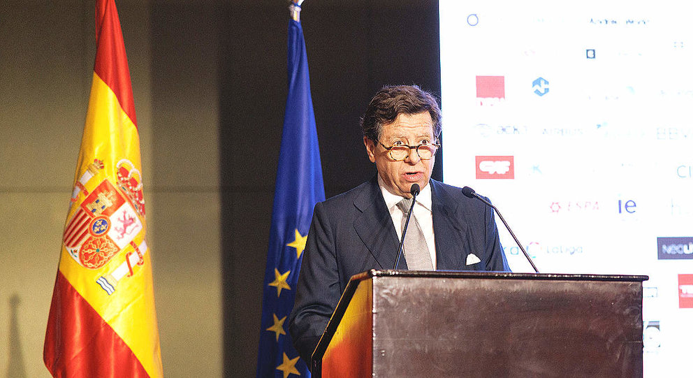 El embajador íñigo de Palacio España, durante su intervención en la celebración de la Fiesta Nacional 2022 en el Emirates Palace. (EL CORREO)