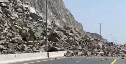 Caída de rocas en una carretera de Emiratos Árabes. (Twitter)