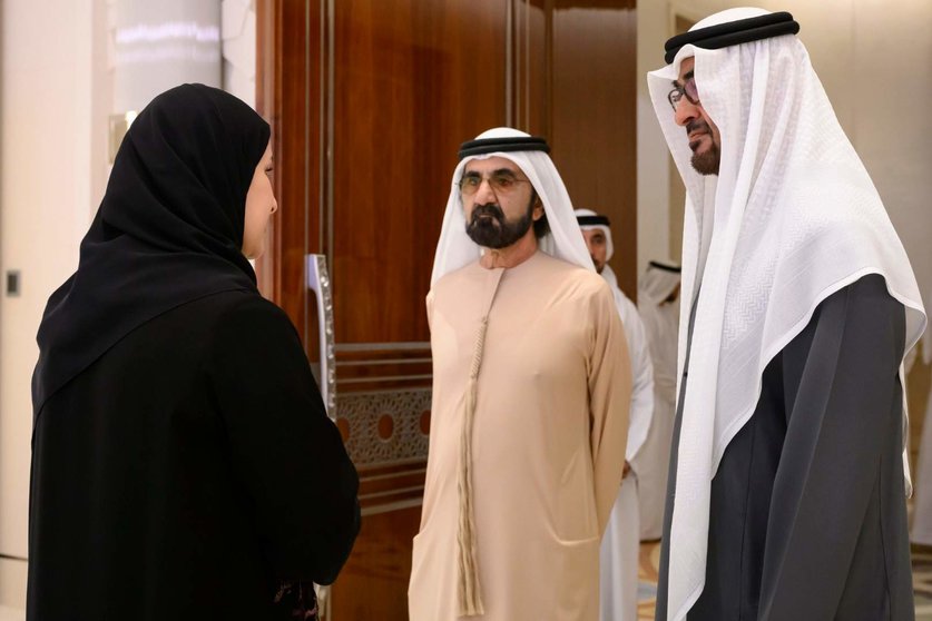 Sara bint Yousef Al Amiri, secretaria general del Consejo del Genoma de Emiratos, junto al presidente y el vicepresidente de EAU. (WAM)