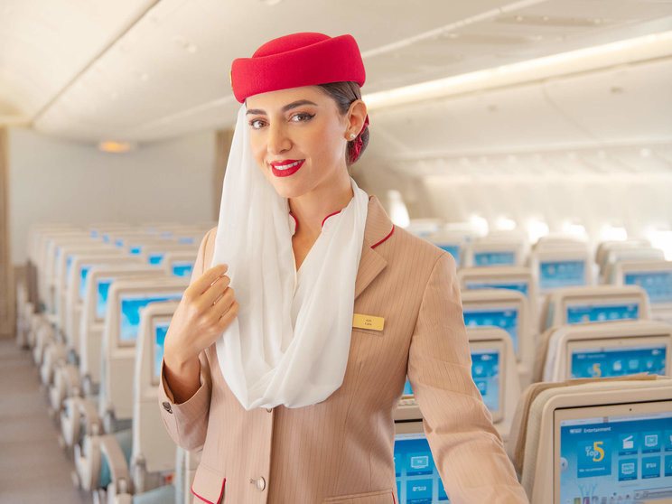Una tripulante de cabina de la aerolínea Emirates. (Twitter)