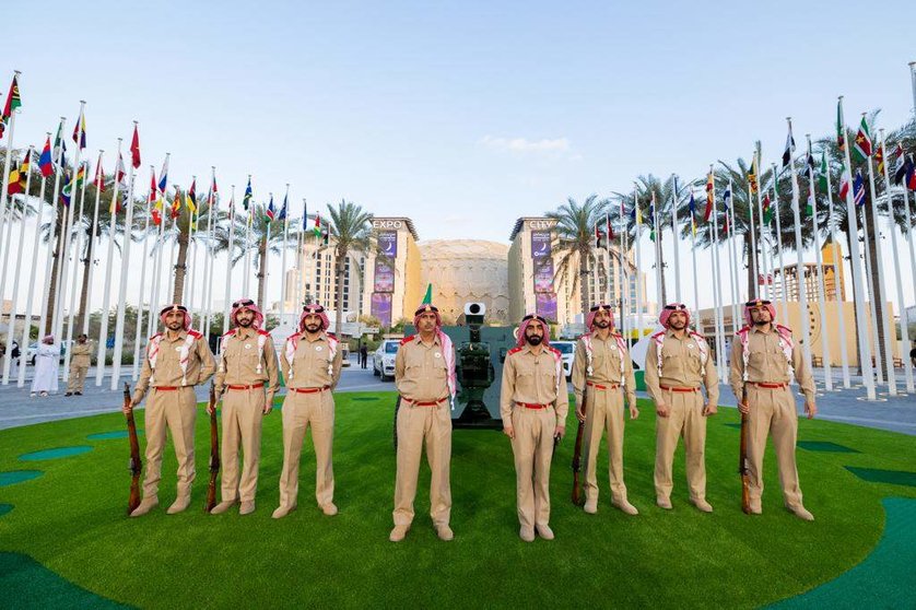 Miembros de la Policía de Dubai ante el cañón en Expo City. (Twitter)
