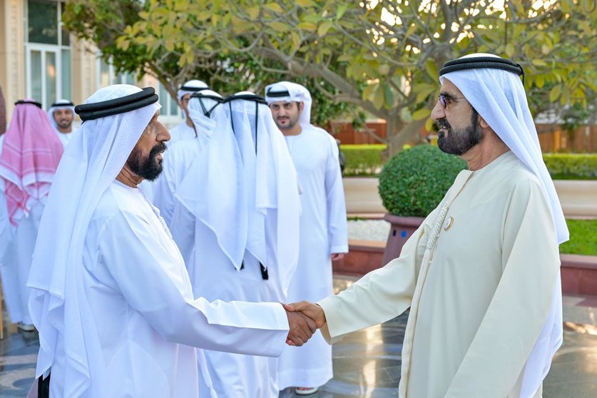 El jeque Sultán al Khateri da la mano al gobernante de Dubai. (Dubai Media Office)