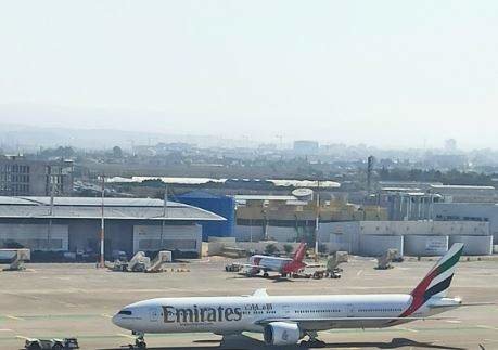 Un avión de Emirates en el aeropuerto de Tel Aviv. (@SpotterTlv)