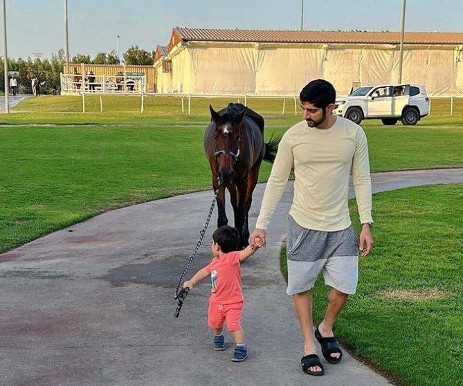 El príncipe heredero de Dubai junto a su hijo mayor y el caballo. (Instagram)