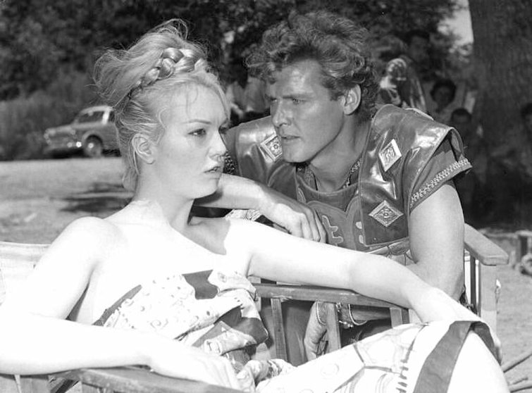 Mylène Demongeot y Roger Moore en una escena de la película