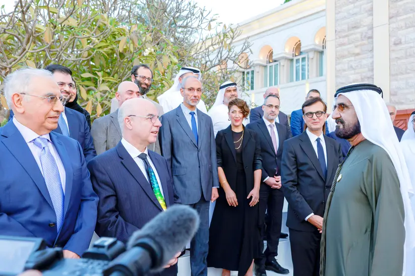 El jeque Mohamed bin Rashid Al Maktoun conversa con los integrantes del comité de 'Grandes Mentes Árabes'. (WAM)