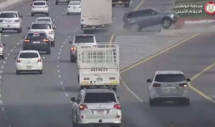 Una captura de pantalla del accidente. (Instagram Policía de Abu Dhabi)