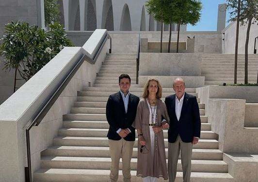 El rey emérito Juan Carlos I, su hija y su nieto en la Casa Abrahámica de Abu Dhabi. (Twitter @65ymuchomas)