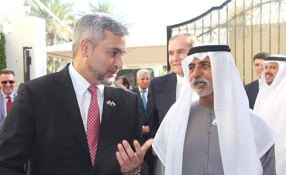 El presidente de Paraguay, Mario Abdo, conversa con el jeque Nahyan Bin Mubarak Al Nahyan, ministro de Tolerancia de Emiratos Árabes Unidos, a la llegada a la Embajada de su país en Abu Dhabi durante la visita que protagonizó en febrero de 2023. (EL CORREO)