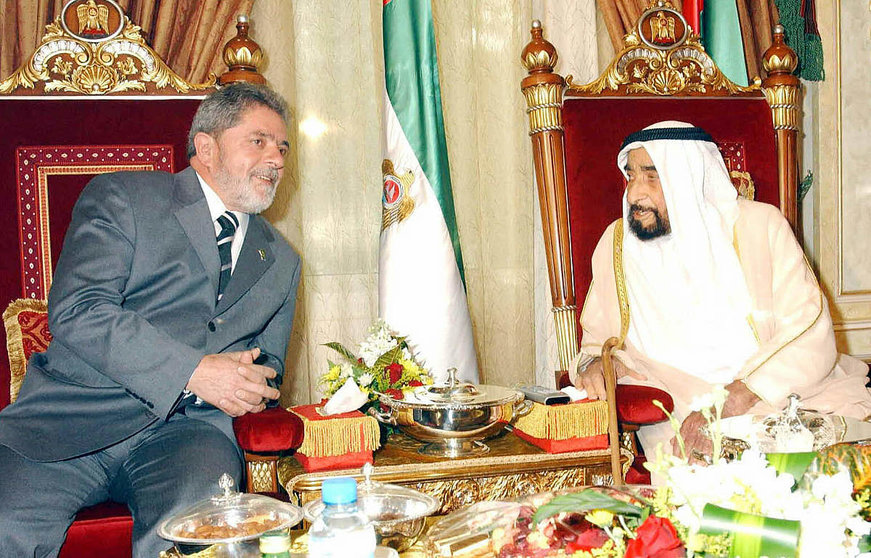 Reunión de Lula con el entonces presidente de Emiratos Árabes Unidos, el difunto jeque Zayed bin Sultán Al Nahyan, padre fundador del país, en diciembre de 2003. (WAM)