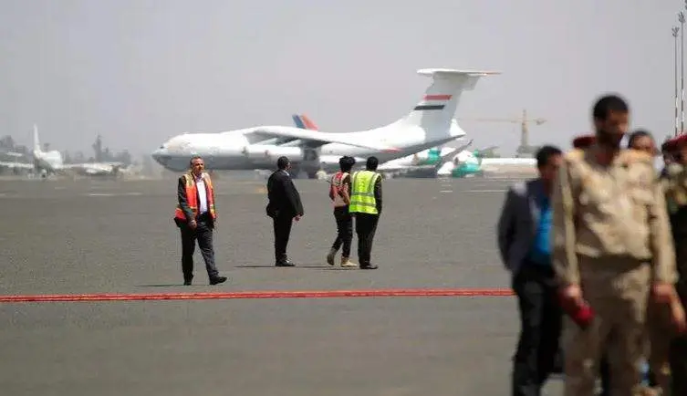 El personal del aeropuerto y las fuerzas de seguridad hutíes en la pista del aeropuerto de Saná mientras se iniciaba un gran intercambio de prisioneros. (Al Arabiya)