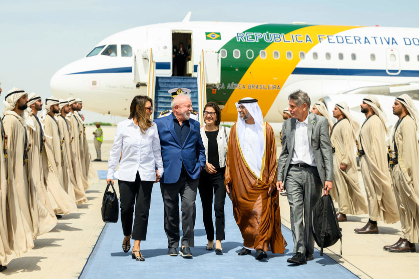 El presidente brasileño recibido por el ministro de Energía de Emiratos en el aeropuerto de Abu Dhabi. (WAM)