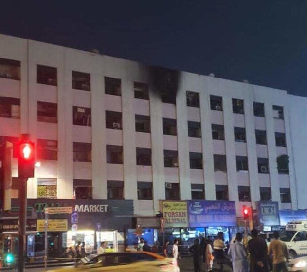 Una imagen de Twitter del edificio afectado por el fuego.