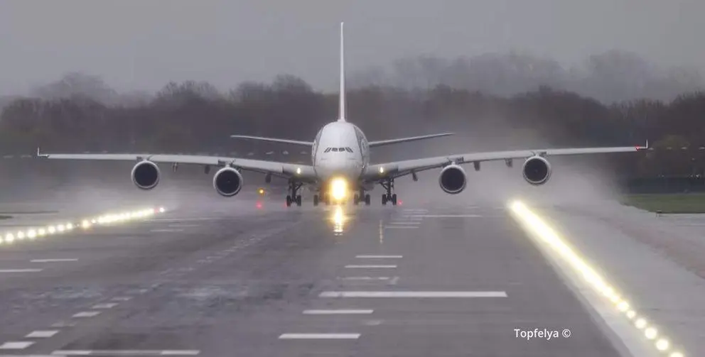 El A380 de Emirates en la pista del aeropuerto Londres-Gatwick. (Topfelya)