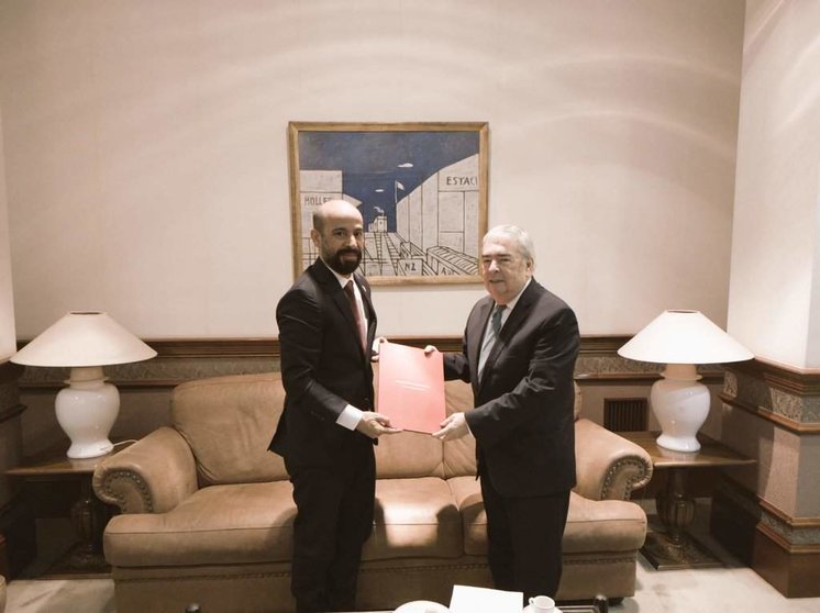 El embajador de Emiratos junto al director de la Secretaría Administrativa de Mercosur. (Twitter)