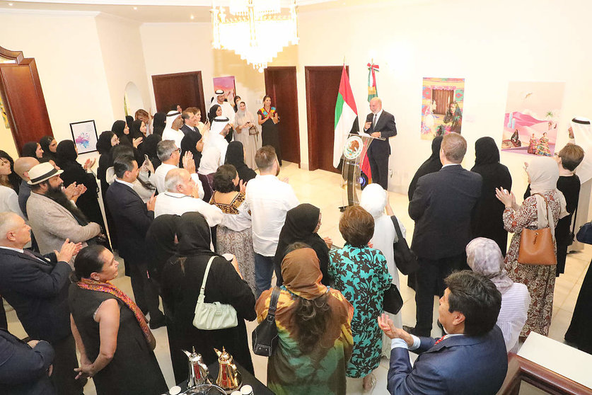 Luis Alfonso de Alba, embajador de México en EAU, interviene ante las numerosas personas que asistieron a la apertura de la exposición. (HCT–ADWC)