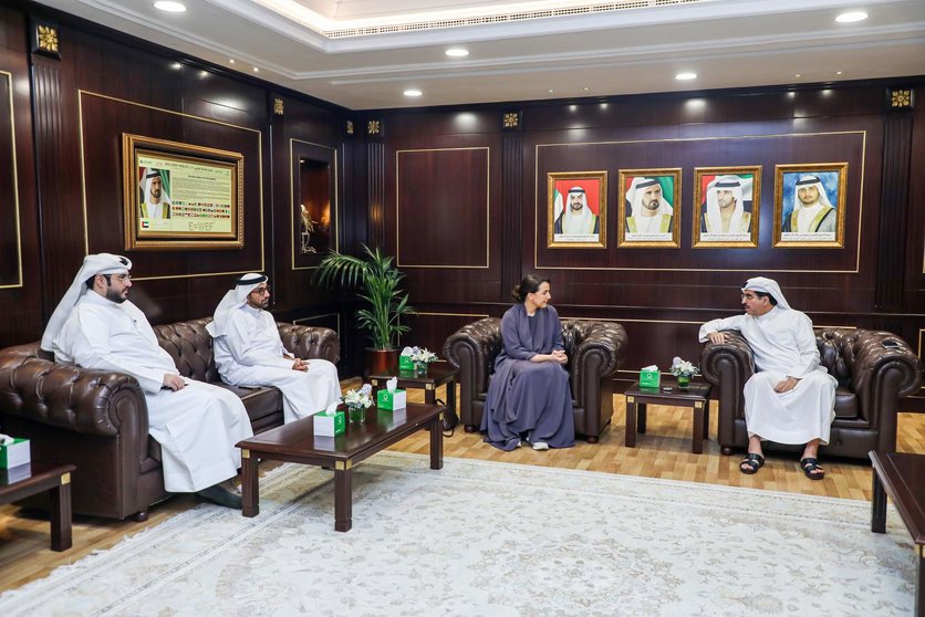 La ministra emiratí junto a altos funcionarios de Dewa en Dubai. (Twitter)