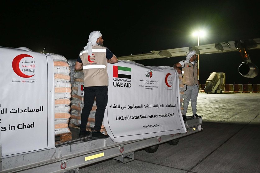 Avión con ayuda de Emiratos a sudaneses refugiados. (Twitter)