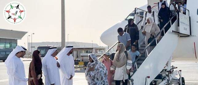 Los evacuados por Emiratos descienden del avión. (Twitter)