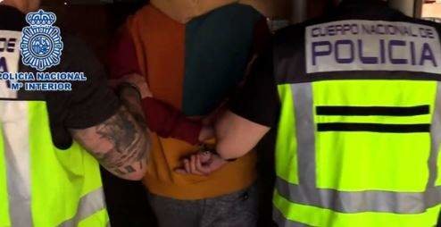 Imagen de archivo de la detención de un miembro de la Banda del Rolex en España. (Twitter)