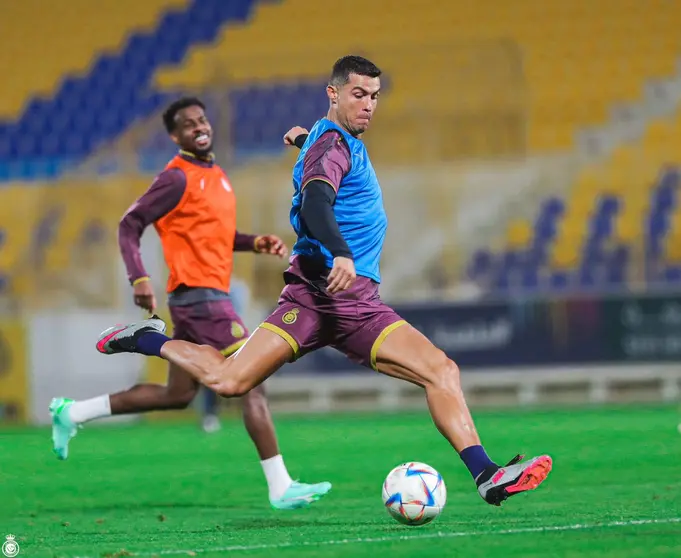 Cristiano Ronaldo en un entrenamiento con el club saudí. (Twitter)