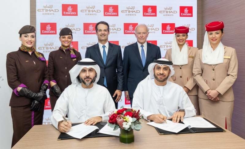 Un momento de la firma del acuerdo entre Emirates y Etihad. (Twitter)