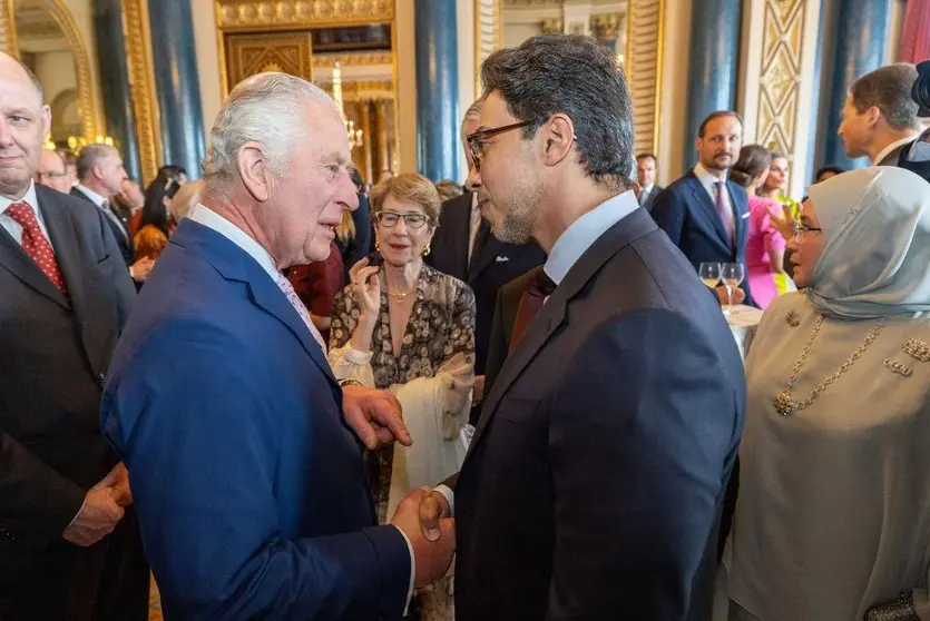 El rey Carlos III saluda al jeque Mansour en Londres. (WAM)