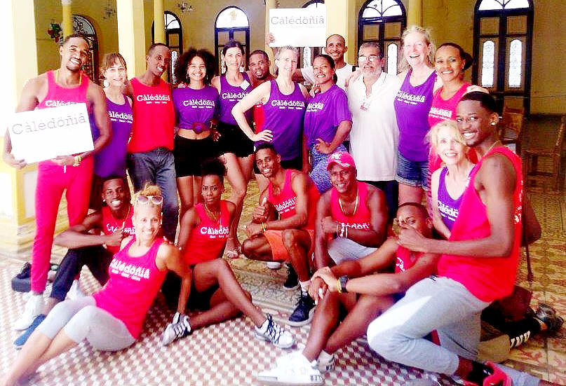 Turistas en Santiago de Cuba junto a sus instructores de baile. (Santiago Martínez Martínez)