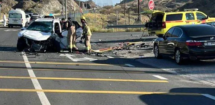 Funcionarios inspeccionan el lugar de un accidente. (Policía de Fujairah)