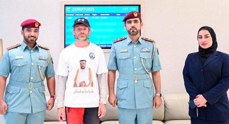 Los funcionarios de Sharjah junto al turista (segundo por la izquierda). (Policía de Sharjah)