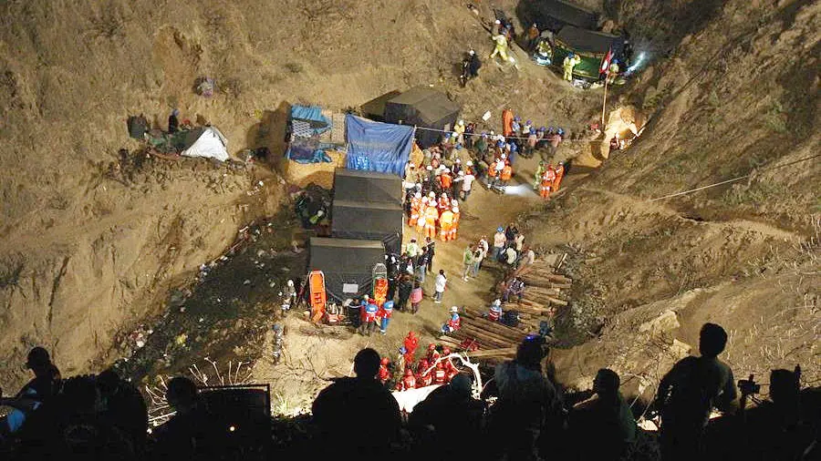 Tareas de rescate durante la noche en la mina de Arequipa en Perú. (@globovision)