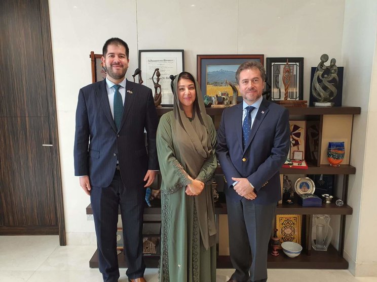 De izquierda a derecha, el embajador de Paraguay en EAU, la ministra de EAU de Cooperación y el ministro de Industria y Comercio de Paraguay. (Twitter)